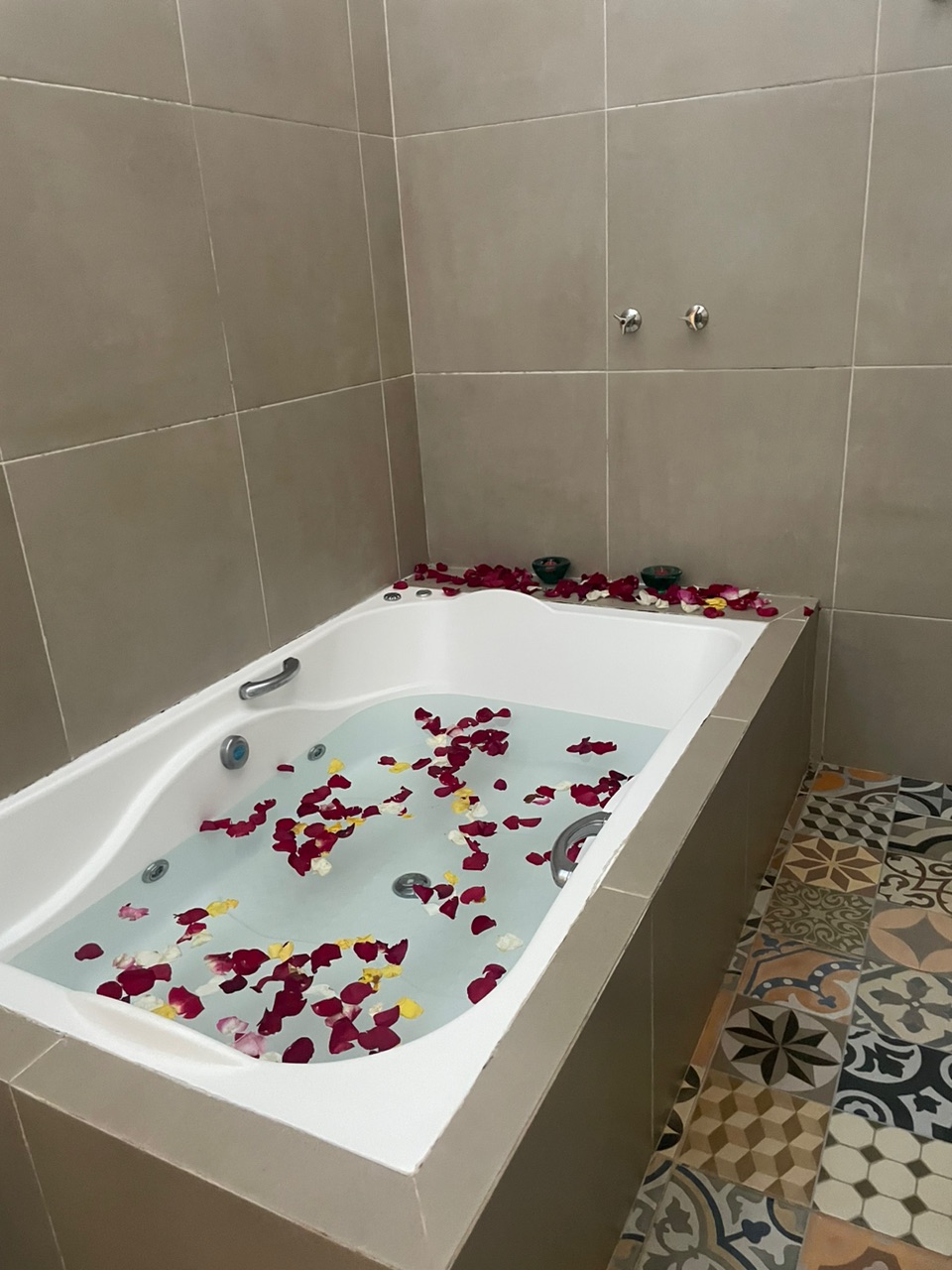 Hydromassage tub prepared with rose petals