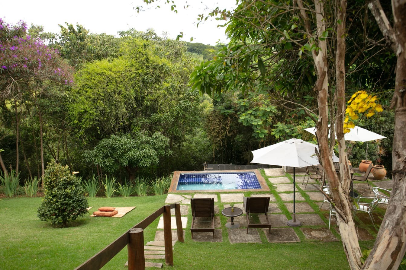 View of Pousada Villa Domaso among the Brumadinho mountains